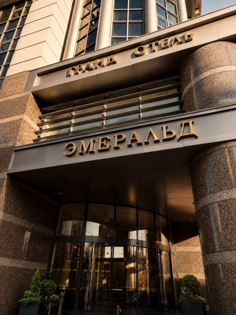 Grand Hotel Emerald — вход